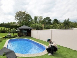 Okolie bazénu - po pokládke umelej trávy