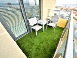 Balkón - po aplikácii umelej trávy